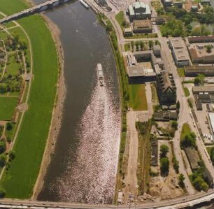 Elbe und Neue Terrasse mit Gebäude des Sächsischen Landtages und Erlwein-Speicher