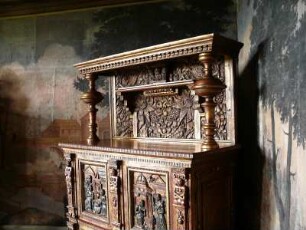 reich verzierter historischer Schrank in der Burg Falkenstein