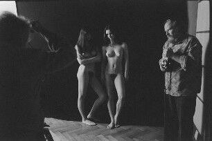 Markkleeberg, Schillerplatz 3. Günter Rössler fotografiert in seinem Atelier zwei vor einer schwarzen Wand stehende junge Frauen (rechts: Roger Rössing)