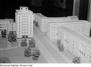 Modell des Bauvorhabens an der Stalinallee