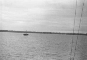 Gewässer : Bagamoyo. Blick von einem Boot zum anderen