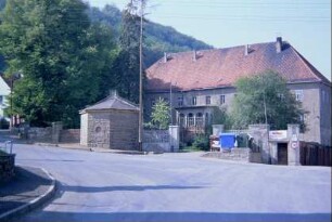 Herrenhaus des alten Gutes, Ostseite; Umfassungsmauer, Maibaum