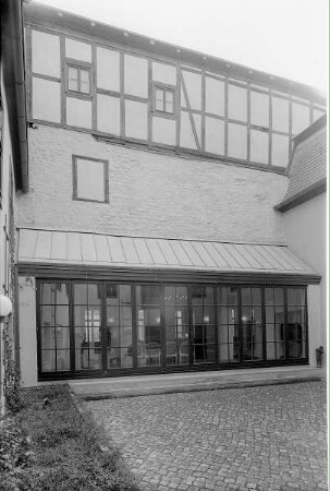 Halle (Saale), Große Nikolaistraße 5. Händel-Haus ("Zum Gelben Hirsch", Geburts- und Wohnhaus des Komponisten Georg Friedrich Händel) (im Kern 13. Jahrhundert, Umbauten 16.-18. Jahrhundert, 1771/1772). Kleiner Innenhof gegen West-Flügel des Nachbargebäudes mit Festsaal