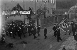 Roßwein, Goldbornstraße. Maiumzug der Roßweiner Metallwarenfabrik Carl Bauch. Fahnenträger und Vorstand mit Fabrikbesitzer Carl Bauch (in Hut und Mantel)