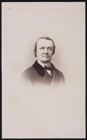 Porträt Wilhelm Hollmann (1830-1879; Sänger, Schauspieler). Albuminabzug auf Karton (Carte-de-visite mit Atelieraufdruck recto)