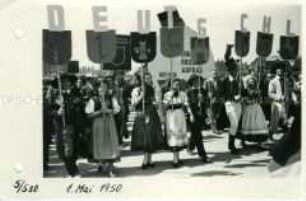 Demonstranten auf der Berliner Maidemonstration 1950