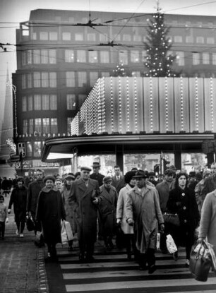 Hamburg-Altstadt. Weihnachtseinkäufe auf der Mönckebergstraße. Passanten überqueren die Straße
