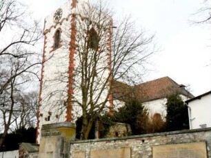 Martinskirche-Kirchturm von Südosten (mit Eckquaderung) mit abschließender Wehrplattform (Zinnen und Rundbogenfries)