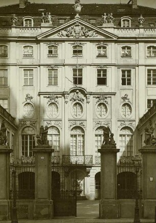 Dresden, Coselpalais, Blick über den Ehrenhof auf die Hauptfassade