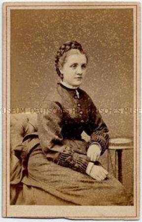Atelierfoto einer Frau mit hochgestecktem Zopf