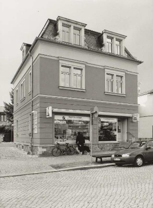 Wohnhaus mit Laden