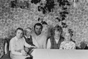Familie D. (Kraftfahrer, Heimarbeiterin) im Wohnzimmer
