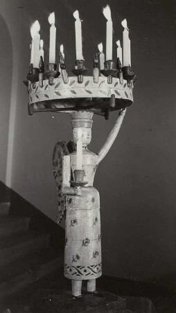Engel mit Lichterkranz über dem Kopf
