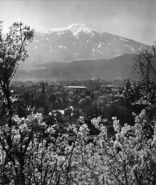 Innsbruck-Hungerburg. Stadtteilansicht mit Hafelekar