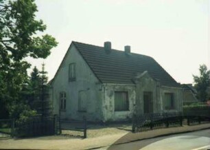 ehemaliges Zoll- und Wegehaus: traufständige Straßenfront mit Mittelrisalit und Eingangstür: Giebelseite