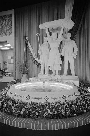 Messebesucher in der Ausstellungshalle Bulgariens vor dem Rosenbrunnen mit Rosenöl