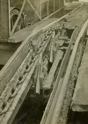 Oelsnitz/Erzgebirge. Gewerkschaft Deutschland. Mitnehmer und Bremser in der Kettenbahn