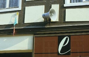 DDR. Lautsprecher an der Fassade eines Fachwerkhauses