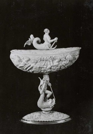 Sogenanntes Räucherschiff (auf Gefäßkörper in Halbrelief Szenen aus dem Reich des Neptun, Schaft als Neptun mit Dreizack und Delphin, auf Deckel: Sirene mit Anker)