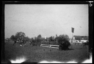 Landshut: Reiter beim Überspringen des Busch-Hindernisses ("Englischer Sprung") auf der Wettkampfwiese des Regimentsrennens