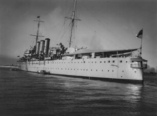 Kriegsschiff : Ein britisches Kriegsschiff in einem Hafen in Mosambik