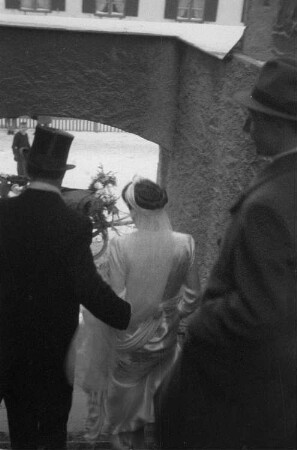 Bad Wörishofen. Hochzeit von Nikolaus Grasser, Bruder des Fotografen. Das Hochzeitspaar auf dem Weg von der Kirche zum Hochzeitsschlitten