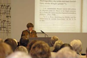 Katrin Nitzschke bei der Ausstellungseröffnung im Vortragssaal