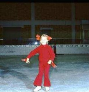 Ausbildung von Kindern im Eiskunstlauf in der Dynamo-Sporthalle in Berlin-Weißensee