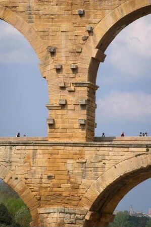 Frankreich. Languedoc Roussillon. Gard. Pont du Gard. Römisches Aquädukt erbaut in den Jahren 40 bis 60 n. Chr. über den Fluss Gardon. Nach Hochwasser 2002