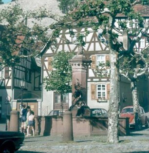 Zwingenberg. Marktplatz mit Brunnen