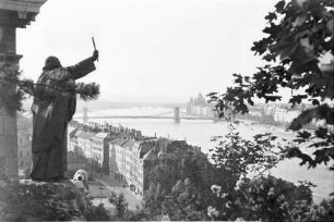 Budapest: Mönch mit Kreuz, vom Blocksberg