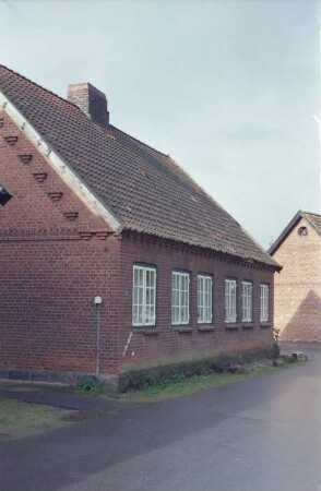 Alte Dorfstraße 7: ehemalige Gutsarbeiterkate aus Backstein: traufständige Straßenfront, Giebelseite: hinten rechts Haus Nr. 9 ehemalige Gutsarbeiterkate, Mehrfamilienkate aus Backstein
