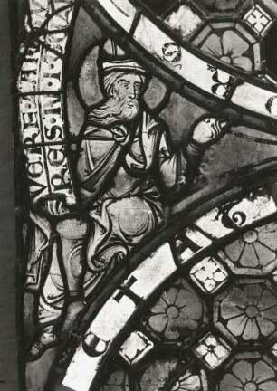 Erfurt. Barfüßerkirche. Chor, Farbige Glasfenster (nach der Restaurierung 1960), Nordostfenster, Mittelbahn. Zeile 10: Zwei sitzende Propheten. Ausschnitt: linker Prophet, spätromanisch