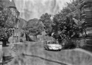Deutsch-polnische Grenze, 1992 Vorbeifahrender PKW Trabant in einem Verkehrsspiegel bei Ostritz