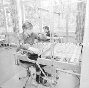 Therapie durch Arbeit am Webstuhl im Rehabilitationszentrum Klinikum Berlin-Buch
