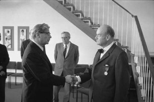 Verleihung der Bundesverdienstmedaille an den pensionierten Sicherheitsingenieur in der Karlsruher Esso-Raffinerie Walter Wömpener