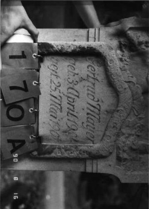 Grabstein 170 (Index: 99618252) Maße HxBxT: 142x42x26 cm Symbolik: Blüten, Verzierungen, (weinendes?) Kind Besonderheit: Kindergrab: Grabstein 170A