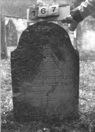 Grabstein 167 (Index: 100009038) Zustand: linke und obere Hälfte abgebröckelt Maße HxBxT: 80x55x10 cm: Grabstein 167