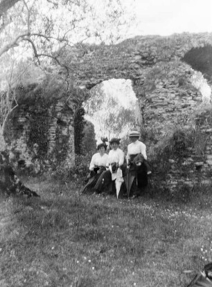 Portrait von drei jungen Frauen vor einer Ruine