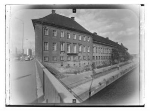 Berlin-Mitte, Molkenmarkt 1/3. Palais Schwerin (ehem. Ministerium für Kultur der DDR, 1690, Umbau 1704; wohl J. de Bodt, Umbau 1936-1942). Seitenfront