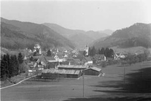 Dorf : Kleines Dorf in einem Tal.