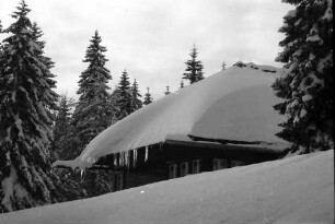Feldberg: Feldbergstraße; verschneites Haus