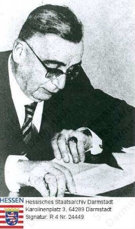 Dolch, Josef, Prof. Dr. (1899-1971) / Porträt an Schreibtisch sitzend und lesend, im rechten Profil, Halbfigur