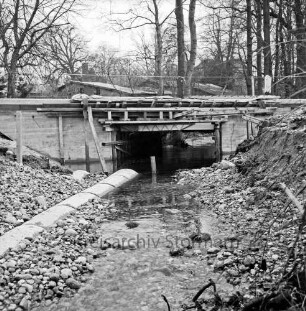 Grönwohldhof: Dorfstraße: Ausbau der Kreisstraße Richtung Dwerkaten: in der Mitte Brückenbau über die Schönau: links provisorischer Rohrdurchlass: hinten Wald