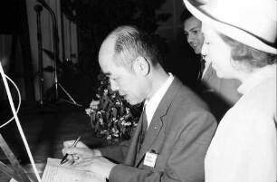 15. Tagung 1965 Physiker: Hideki Yukawa schreibt in Ehrenbuch