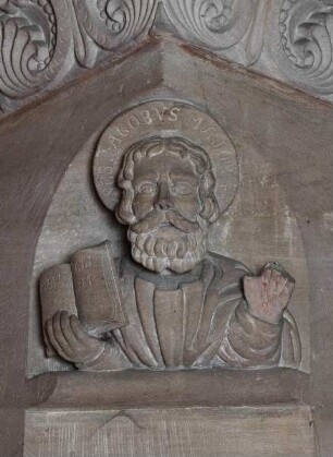 Zwickelrelief mit der Büste eines Heiligen