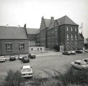 Spremberg, Wirthstraße 1. Gesamtschule (ehemalige Mädchenschule) (1905). Straßenansicht mit Turnhalle