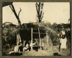 Afrikaner bei einer halboffenen Hütte
