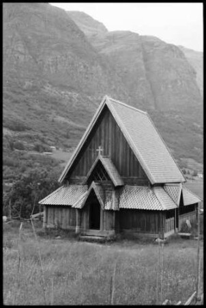 Øye: alte turmlose Holzkirche, am Vangsmjøse
