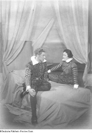 Heinz Woester als Sebastian und Alice Verden als Viola / Cesario in "Was ihr wollt" von William Shakespeare. Dresden: Schauspielhaus, 1930